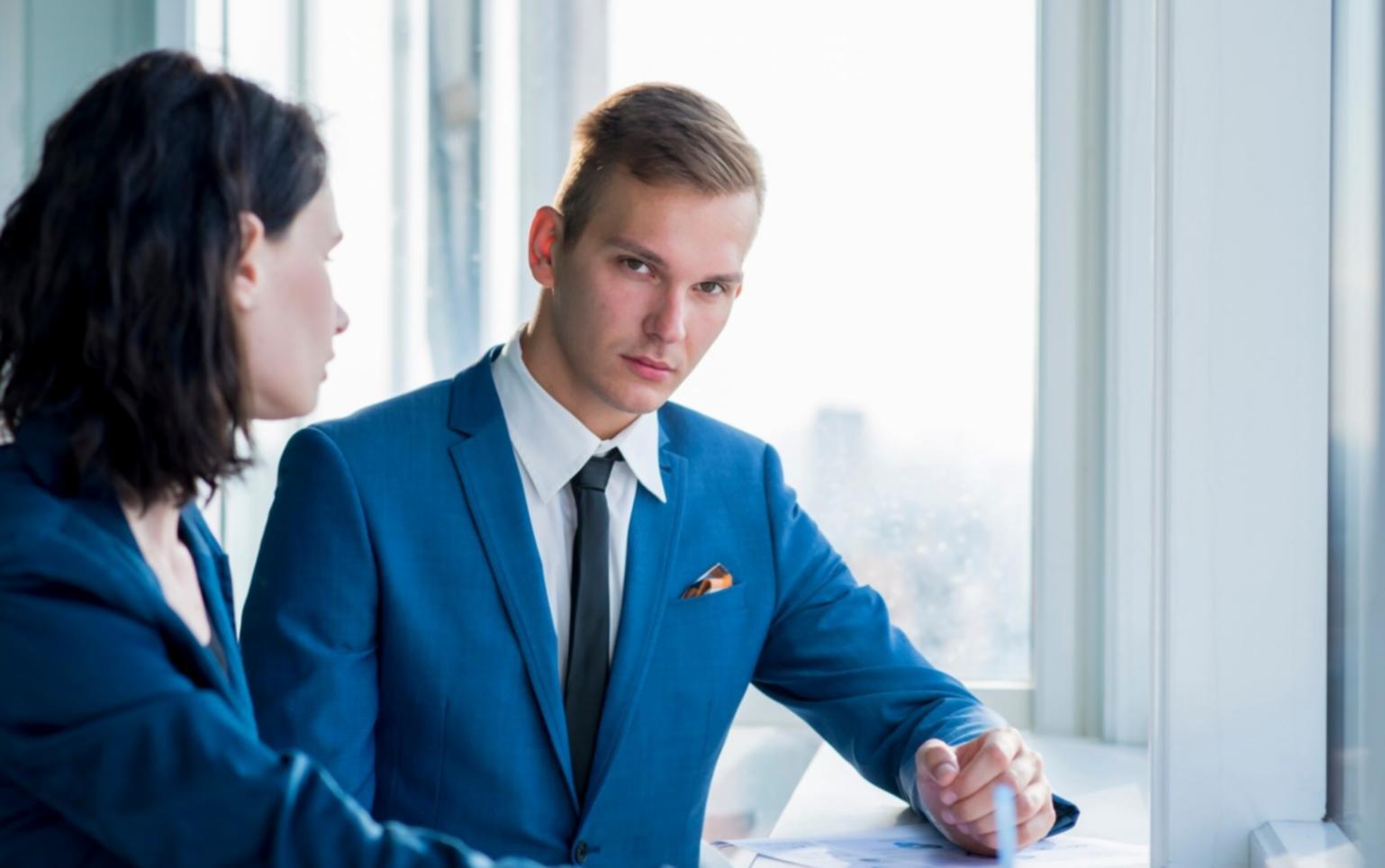 Session de formation en modélisation financière avec écrans d'analyse